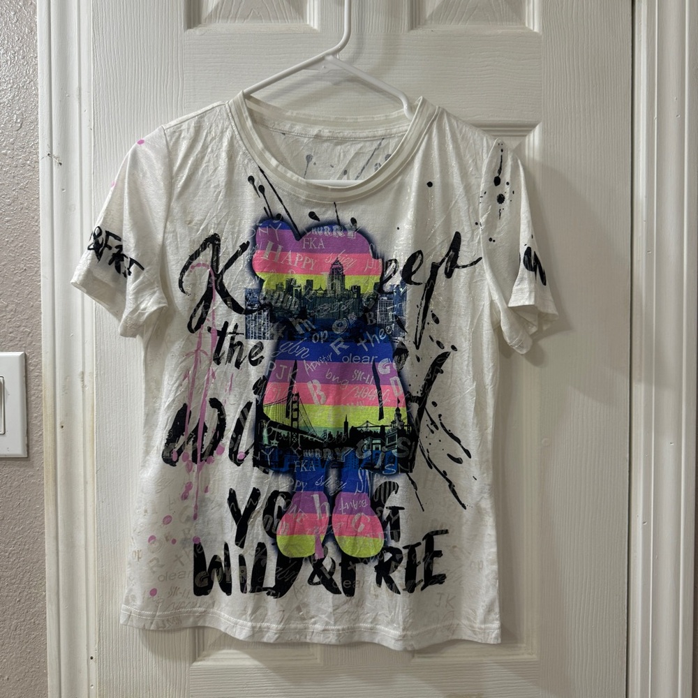 💜 3/$15 White shirt with printed design